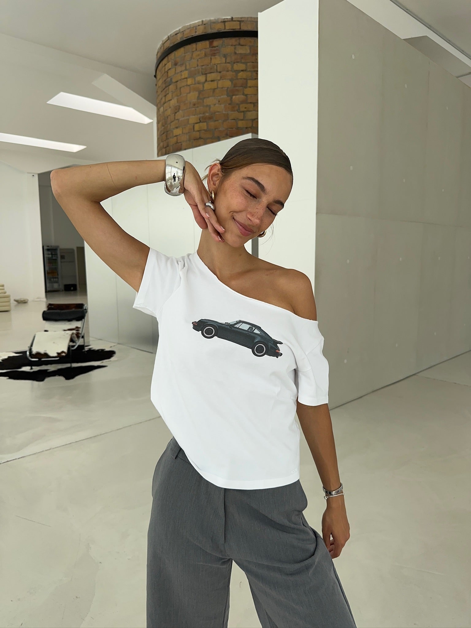 Offshoulder Tee with Vintage Car Design in Organic Cotton – Nom