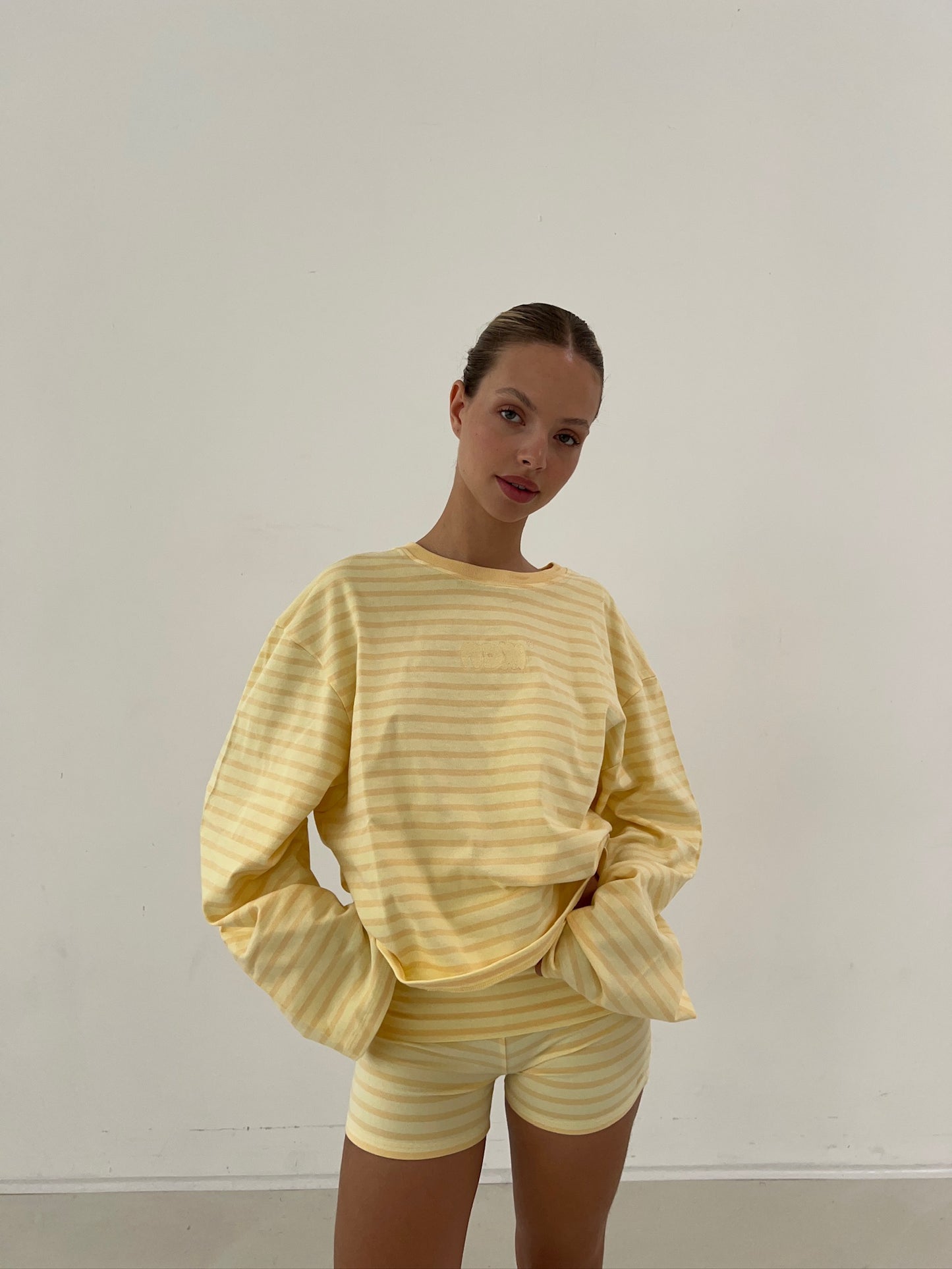 oversized longsleeve shorts set butter yellow stripes