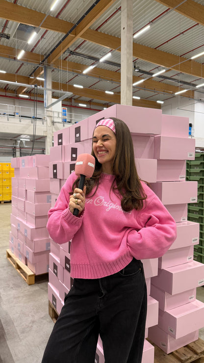 all day light knit sweater logo magenta (pre-order)