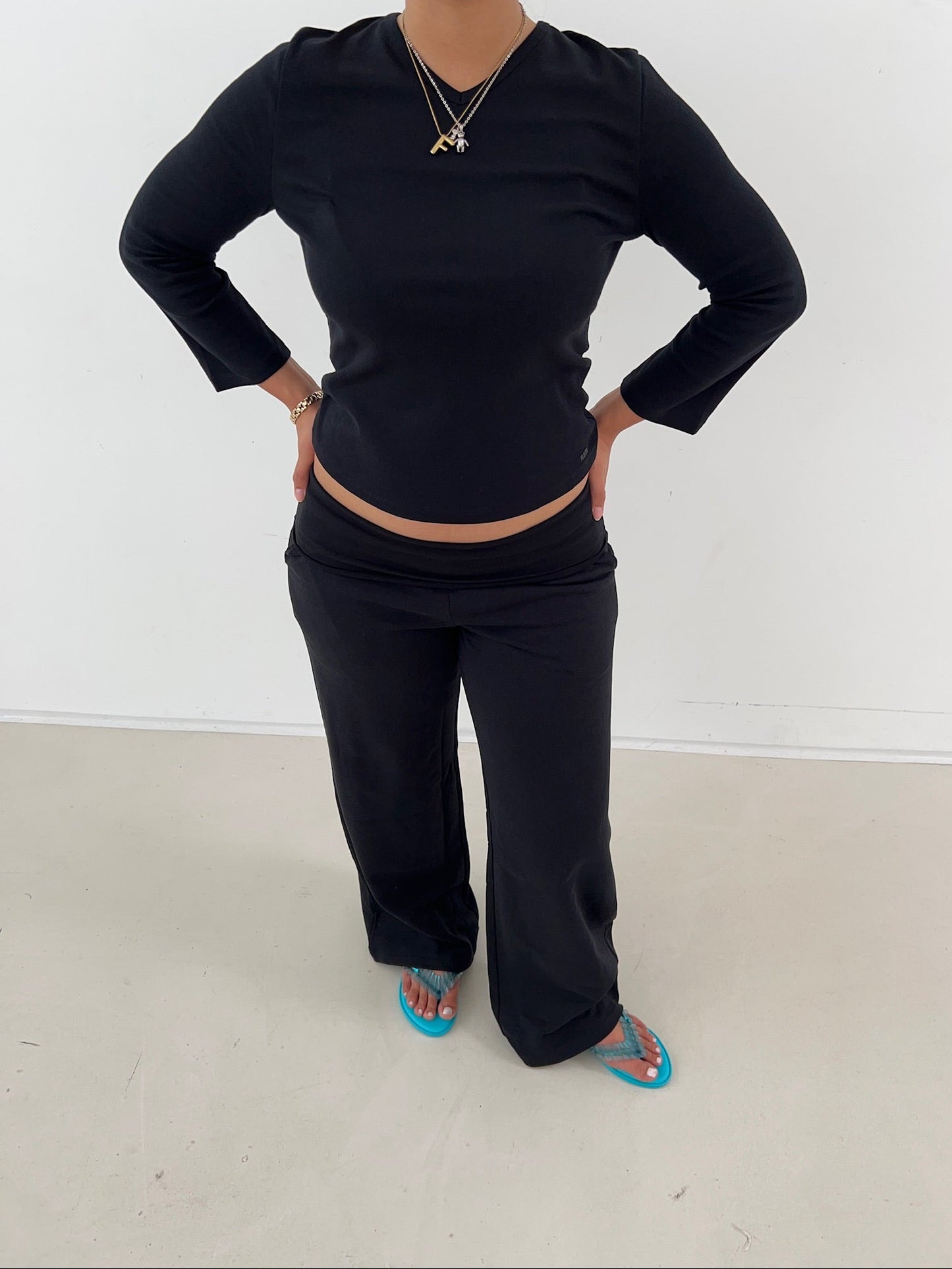 mini v neck 3/4 sleeve top black