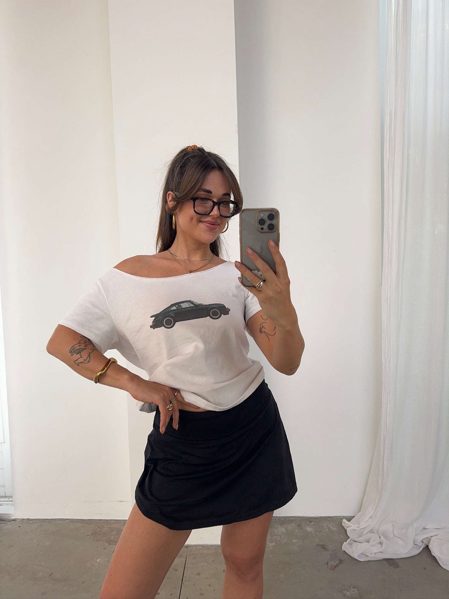 Offshoulder Tee with Vintage Car Design in Organic Cotton – Nom