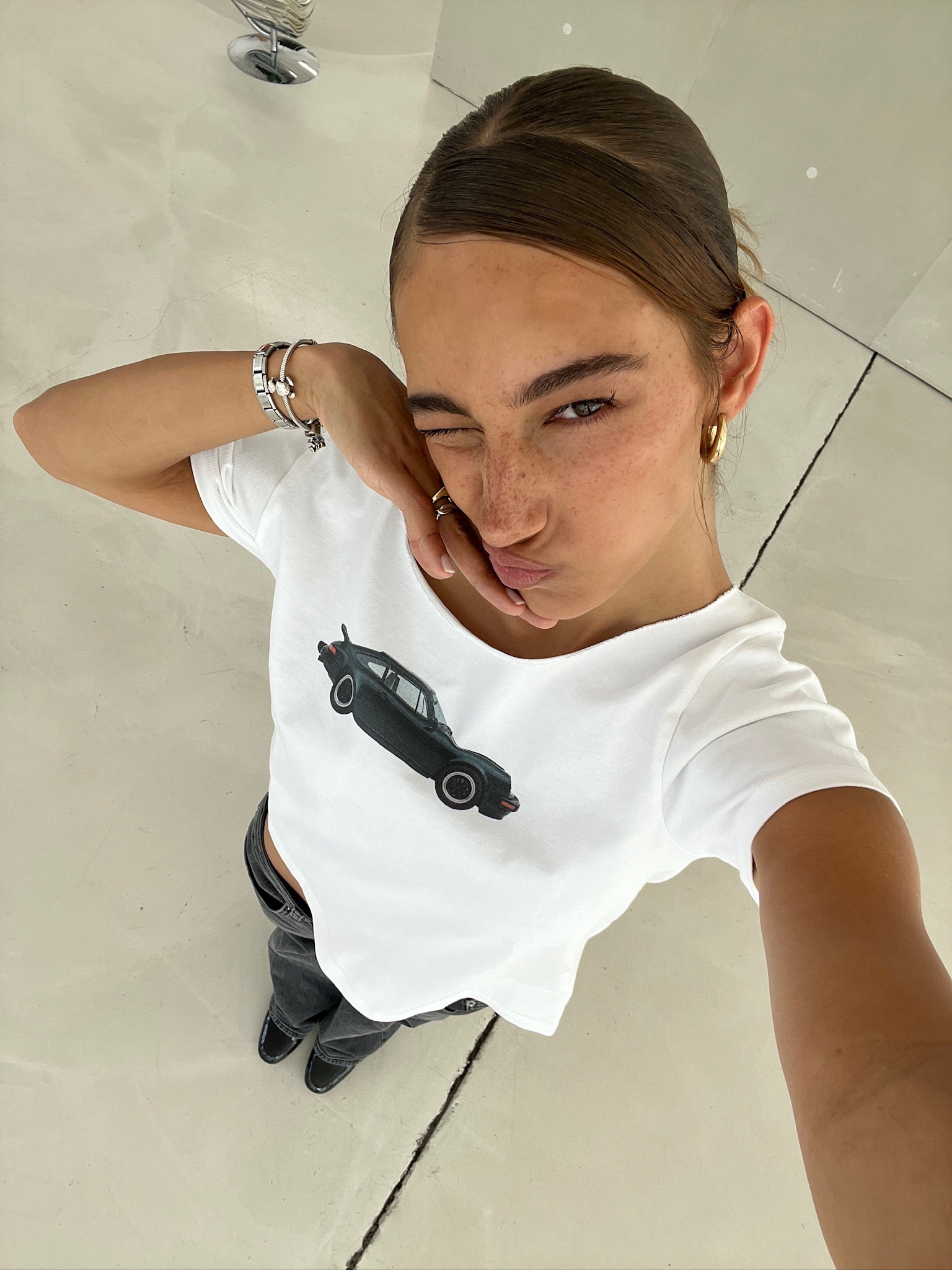 Offshoulder Tee with Vintage Car Design in Organic Cotton – Nom