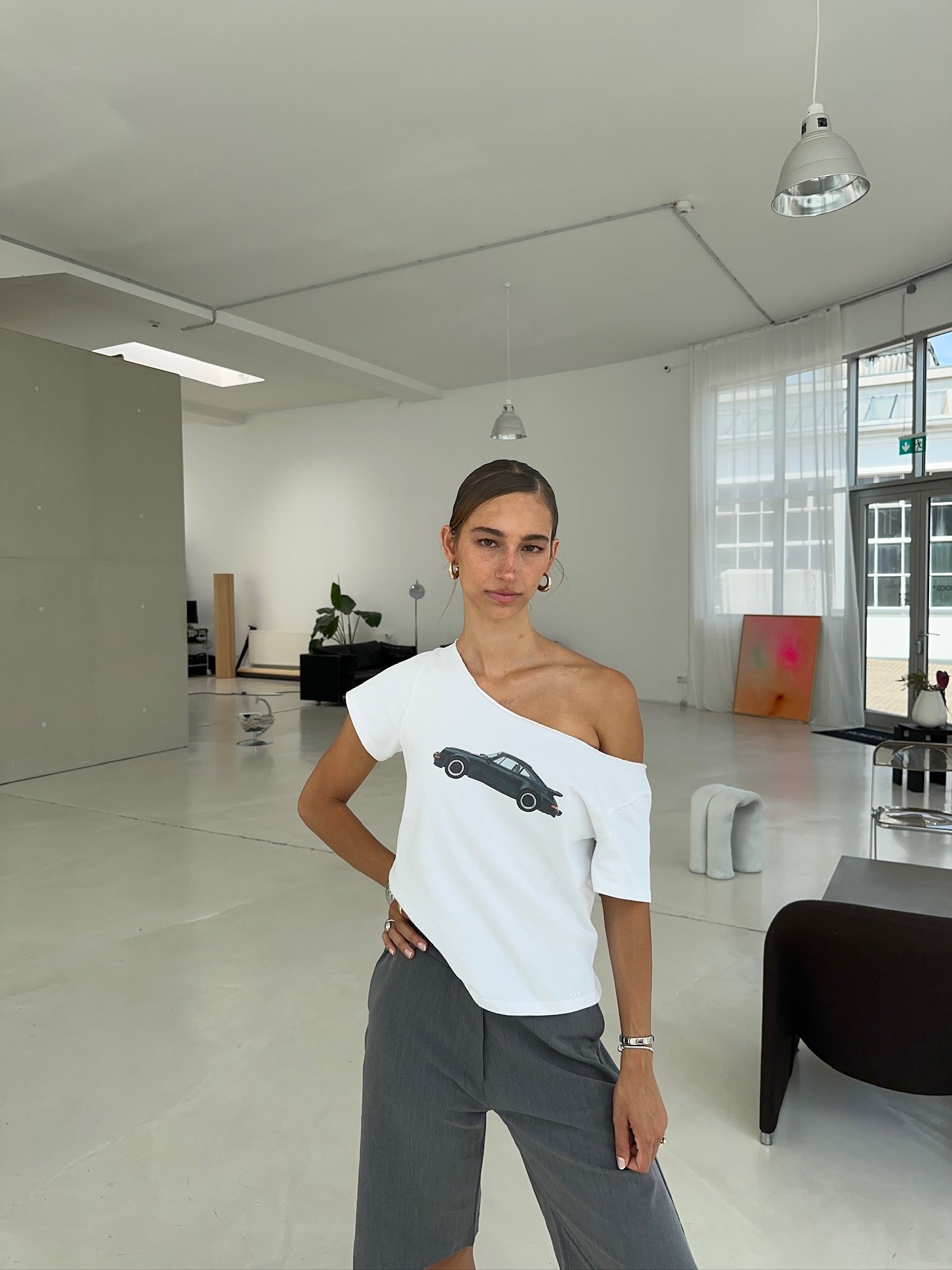Offshoulder Tee with Vintage Car Design in Organic Cotton – Nom